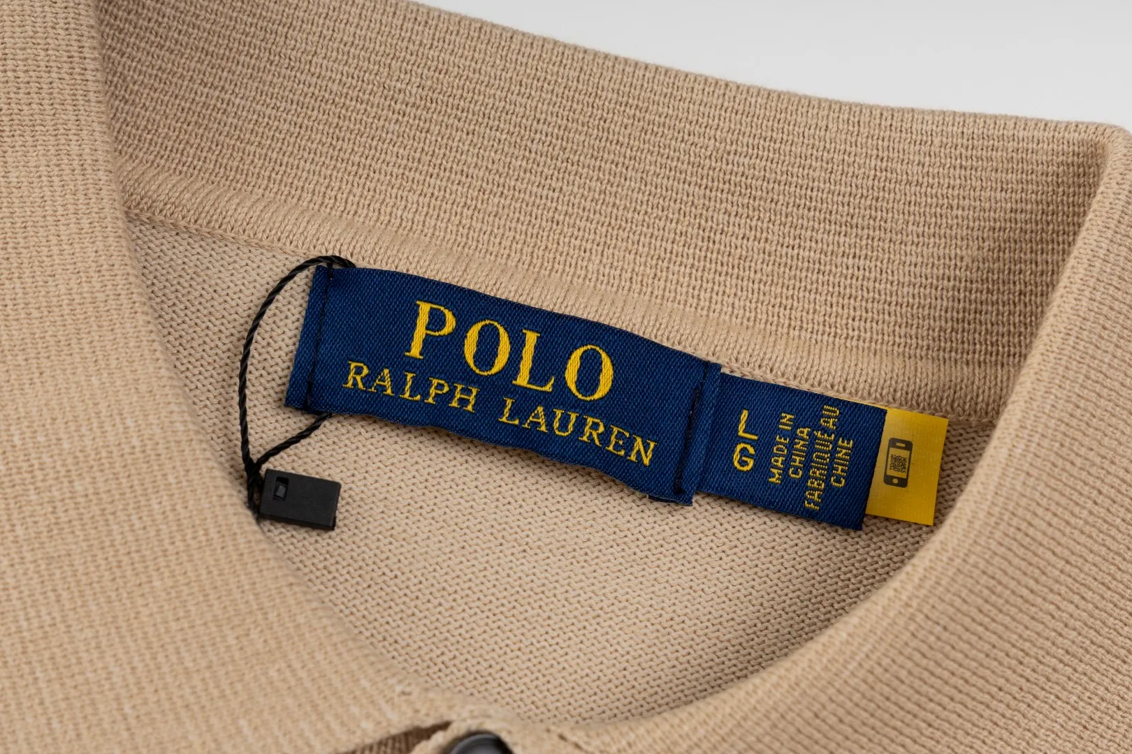 P206 Style number: R07 Ralph Lauren knitted pony embroidered lapel polo shirt three-button pullover open chest long-sleeved sweater. Official website synchronized. Same style for men and women. Classic cotton yarn. 100% white cotton. High-quality goods. Classic style has always been very popular! The workmanship details are very good! The simple lapel polo pullover sweater is always the standard, with classic brand embroidery on the chest! All major stars have the same style! Best for couples. High quality goods! Xinjiang cotton micro-elastic and smooth fabric is of great quality. Pure cotton is soft and skin-friendly. Color #White Blue Gray Dark Gray Khaki Military Green Navy White Label Navy Blue Red Label Black Red Label Black White Label Pink Size#S M L
